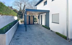 Carport aus Metall. Designstützen und Dachunterverkleidung