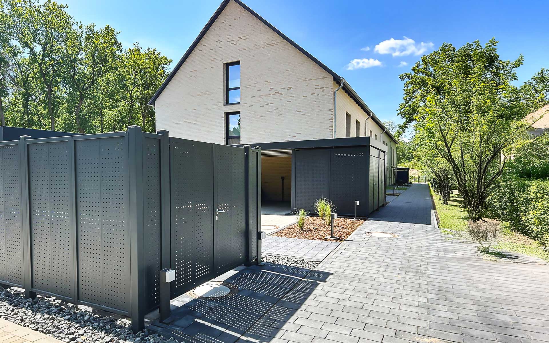 Carport und Umhausung mit Sichtschutz