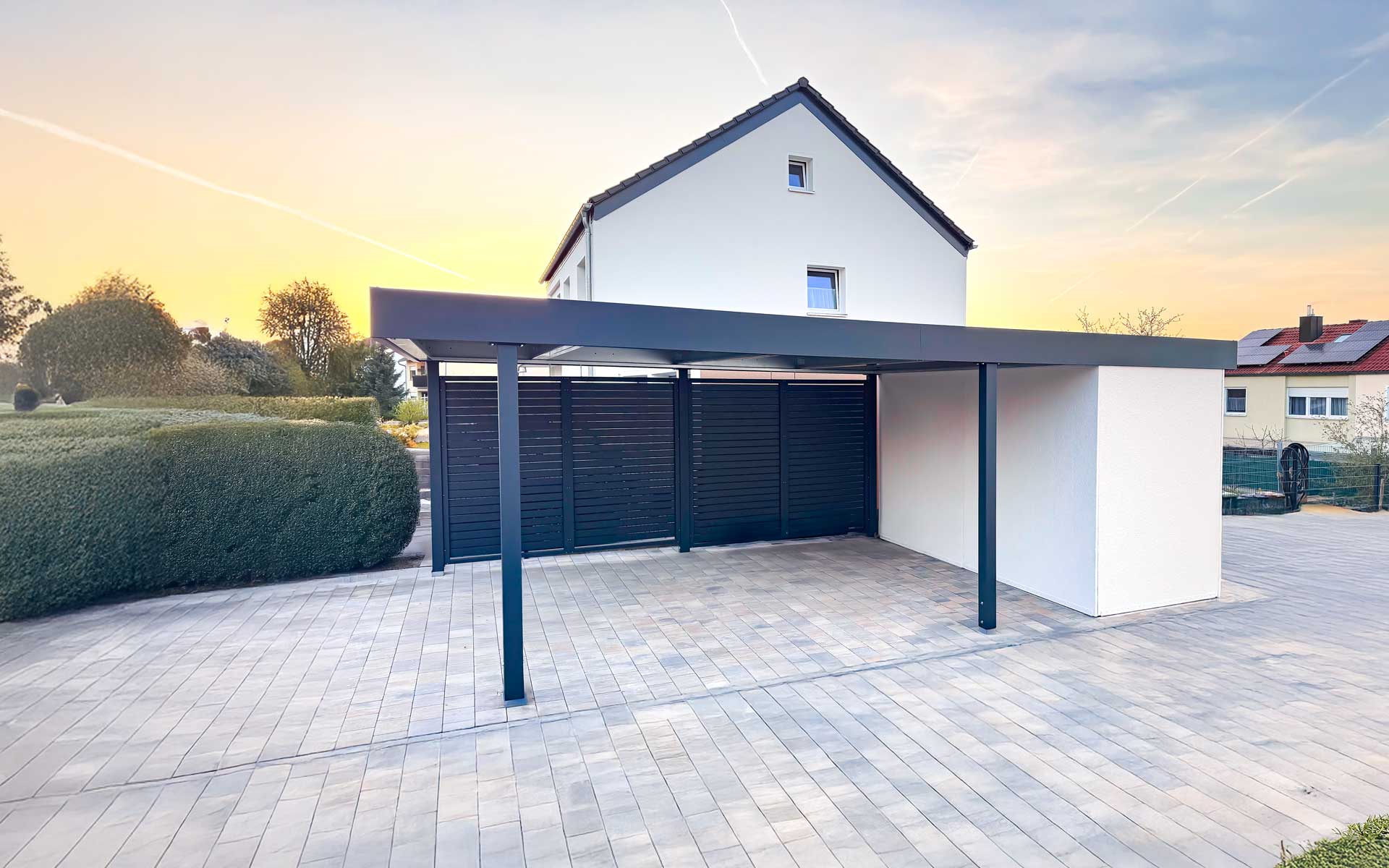 Carport aus Metall mit Geräteraum