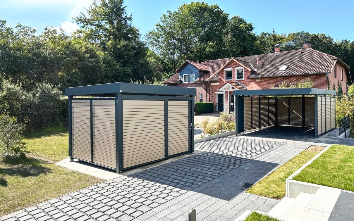 Carport aus Metall mit Gerätehaus