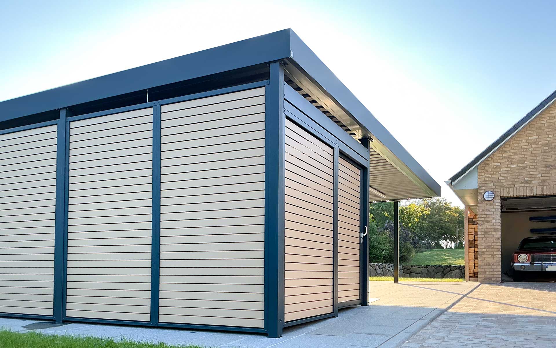 Carport aus Metall mit Geräteraum. Maßanfertigung von Siebau
