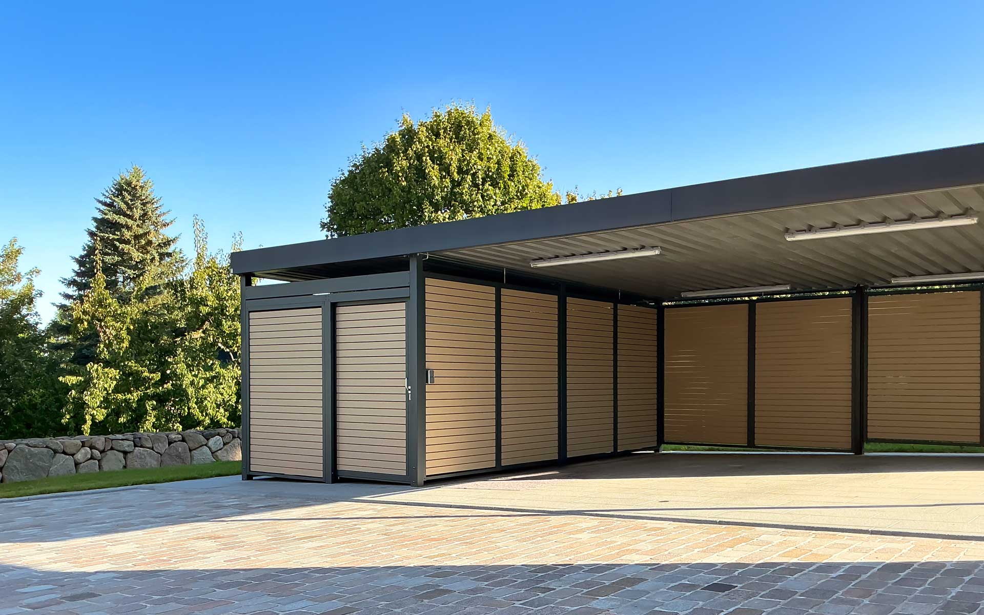 Carport aus Metall mit Geräteraum. Maßanfertigung von Siebau