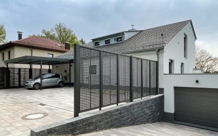 Sichtschutzelemente von Siebau als Carport-Sichtschutz und Zaun